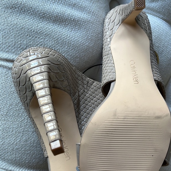 Calvin Klein women’s 3 inch pumps - Picture 3 of 6